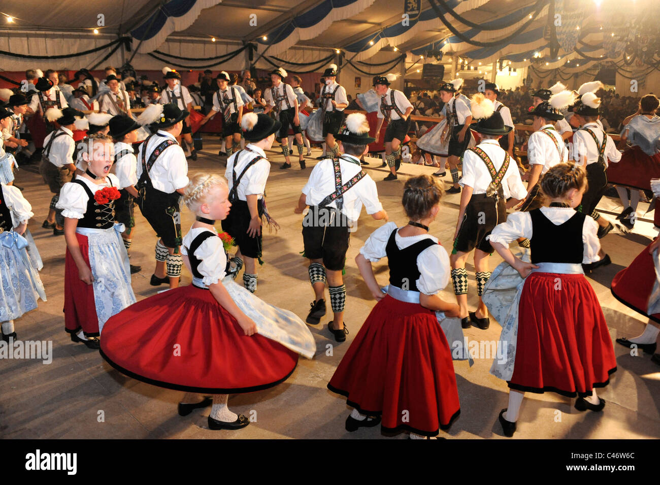 Danseur en costumes traditionnels montrent la fameuse danse "chuhplattler' en Bavière, Allemagne Banque D'Images