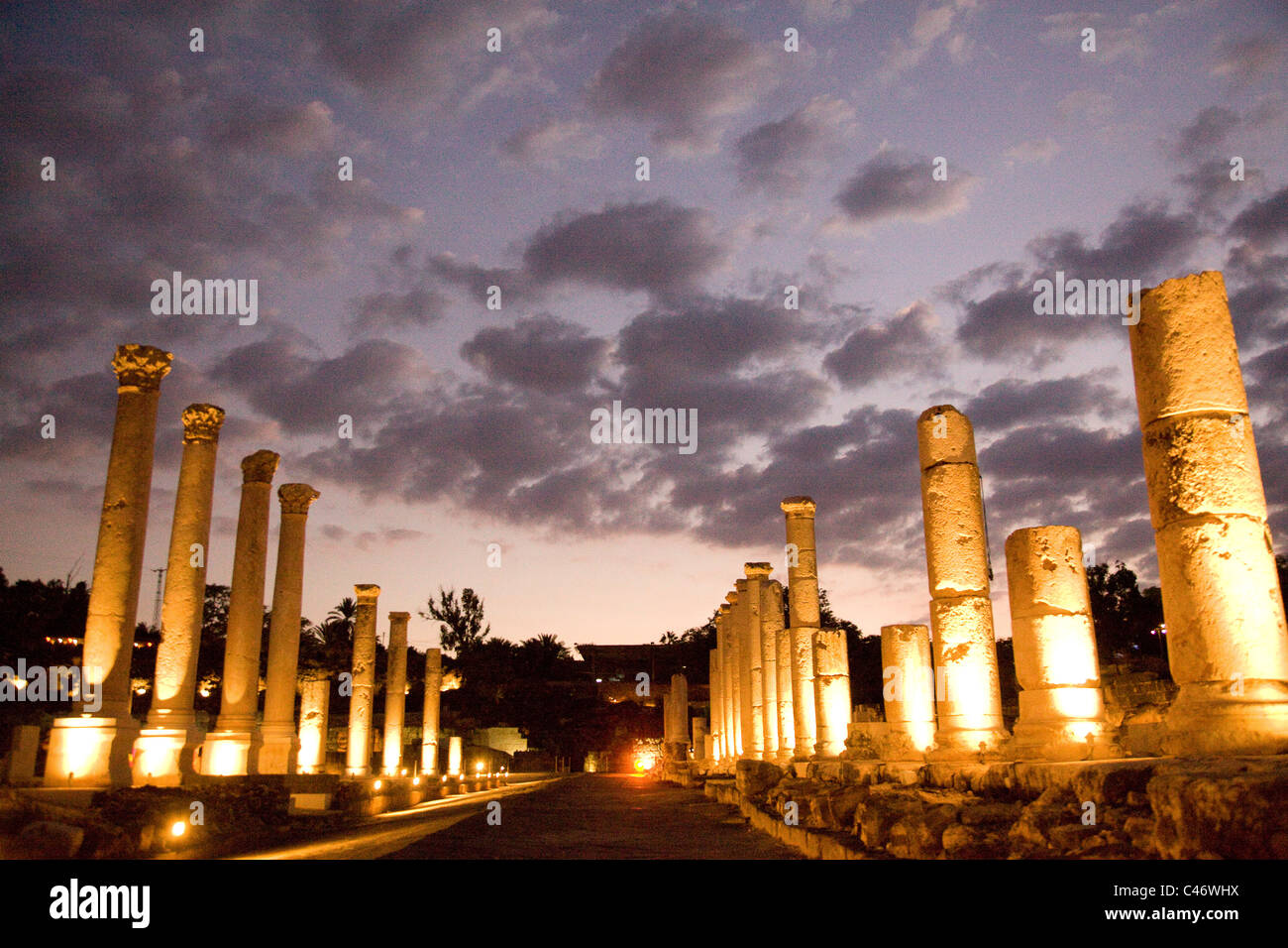 Photo de les ruines de la ville romaine de Beit Shean sur la vallée du Jourdain dans la nuit Banque D'Images