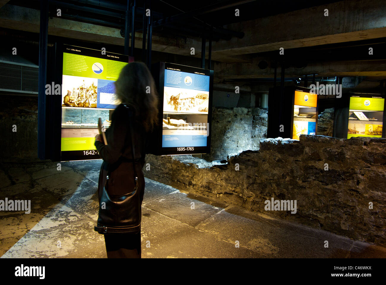 Visiteur à afficher à Pointe-à-Callière Musée d'archéologie de Montréal sous vieille ville Banque D'Images