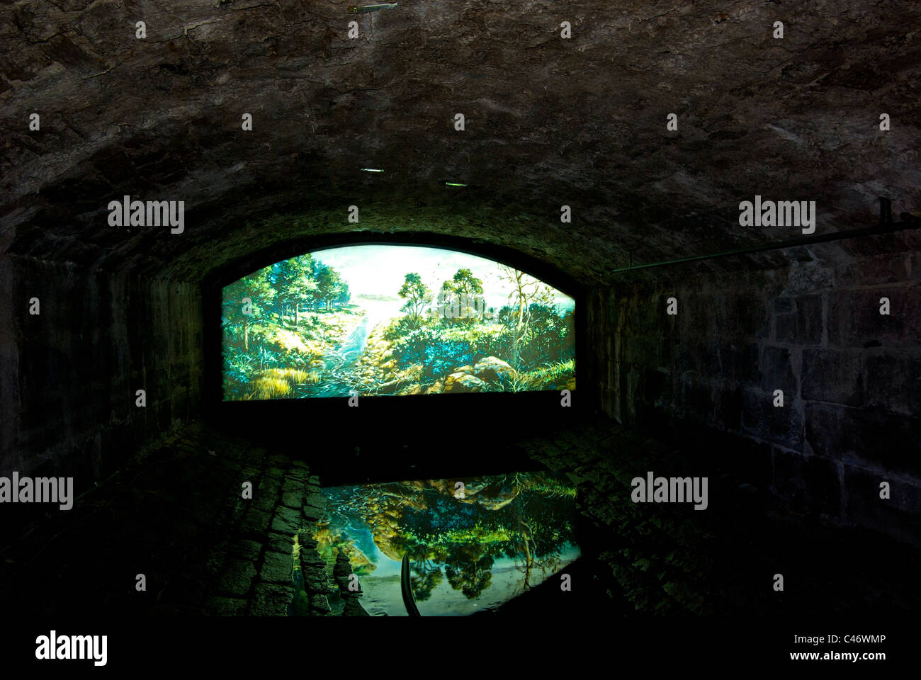 En affichage multi media dark old tunnel de pierre souterraines Pointe-à-Callière Musée d'archéologie de Montréal sous vieille ville Banque D'Images