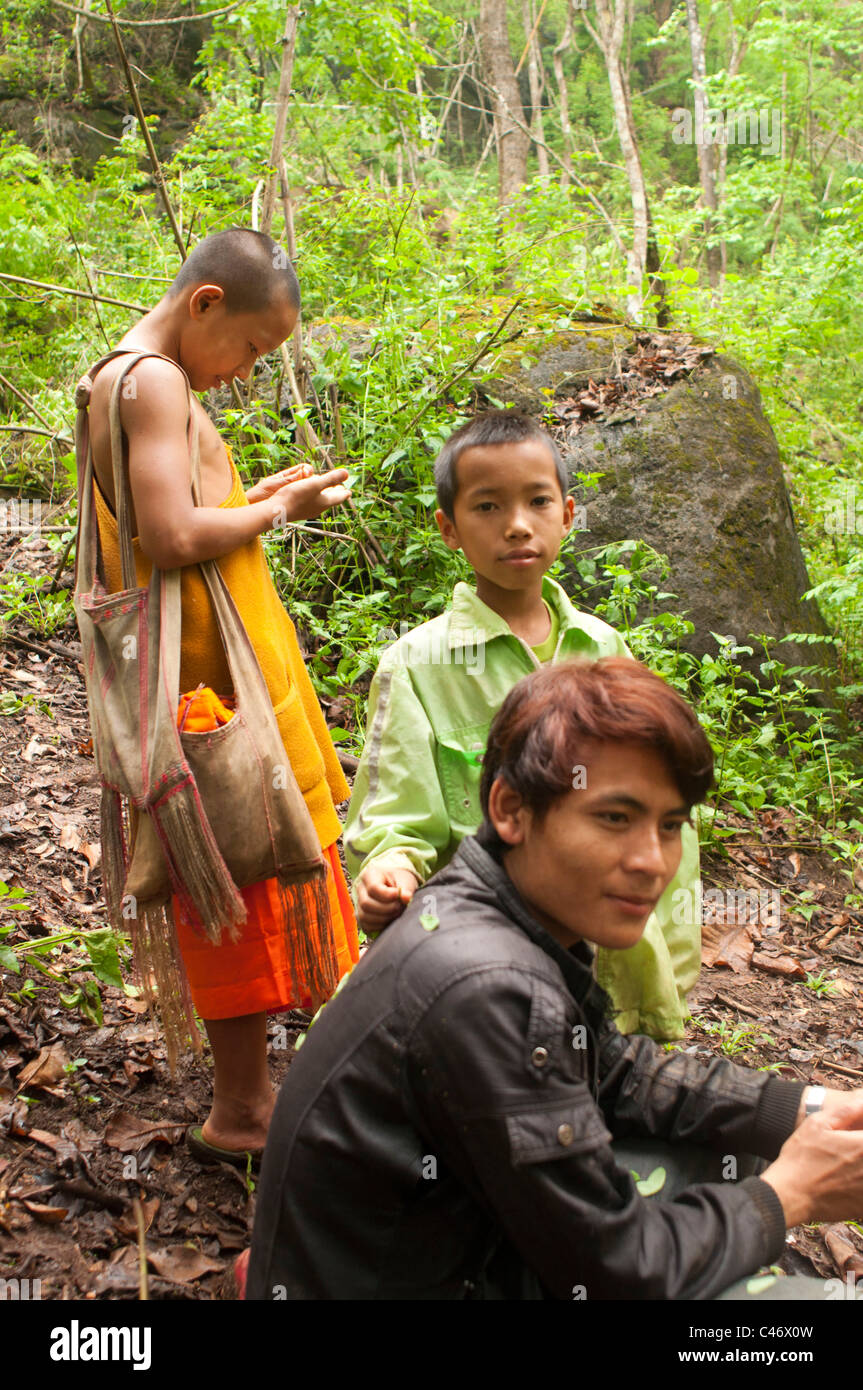 Mahout kid et d'un jeune moine dans la forêt près de la communauté karen de Huay Pakoot Thaïlande Banque D'Images