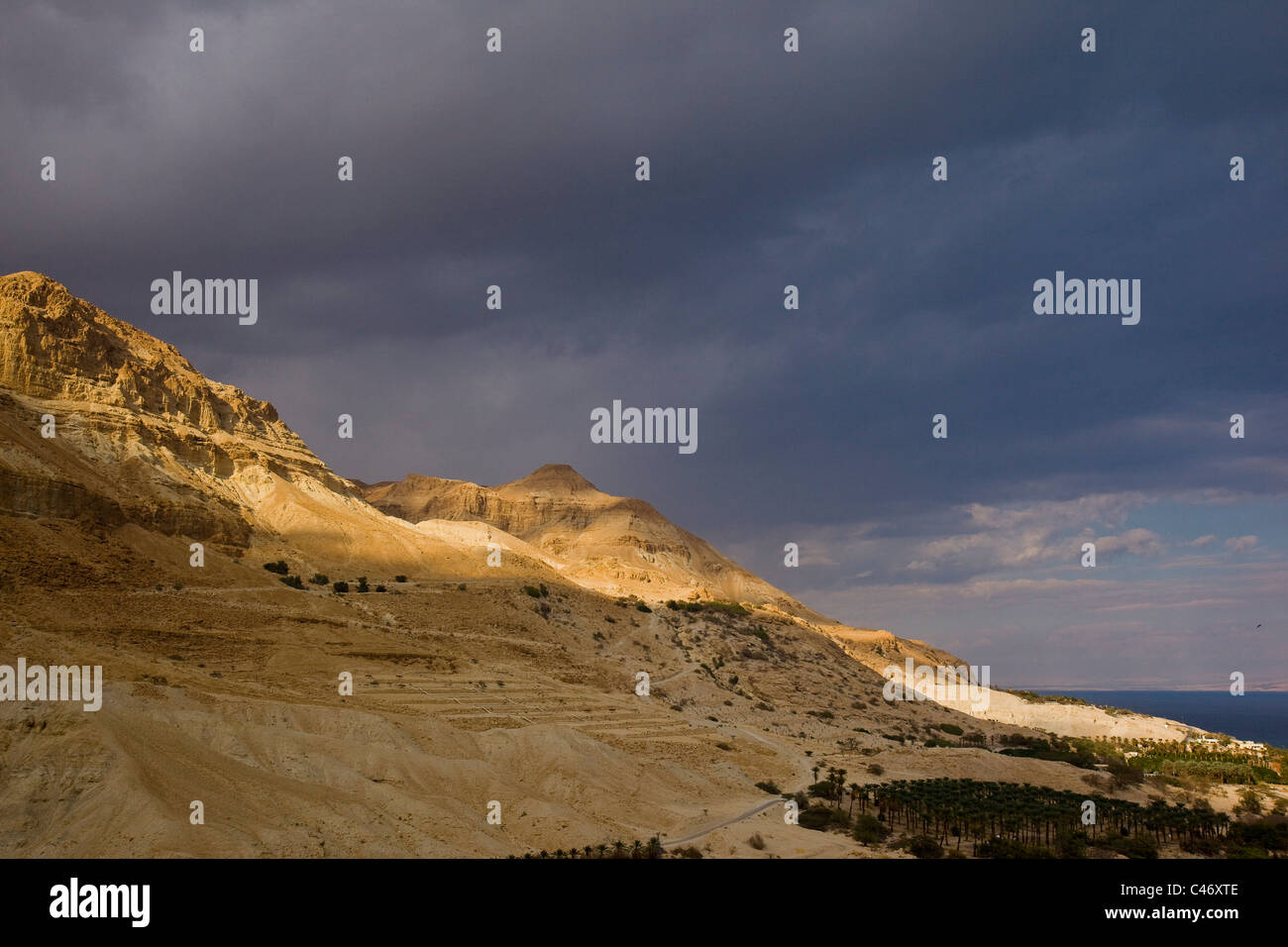 Photo de la montagne du désert de Judée qui bordent la mer Morte Banque D'Images
