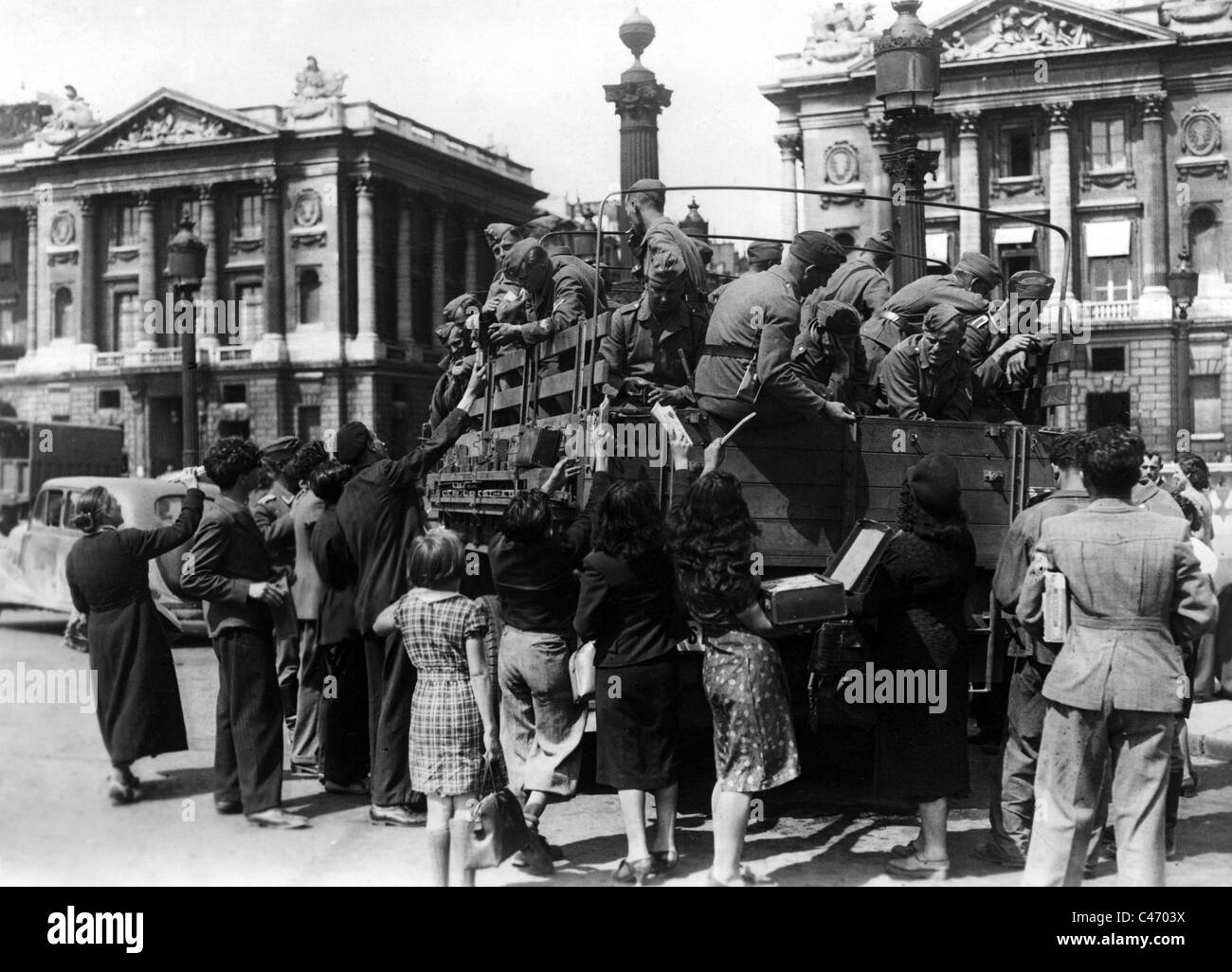 Seconde Guerre mondiale : Front de l'Ouest. La population civile française traitant des troupes d'occupation allemande, 1940 - 1944 Banque D'Images