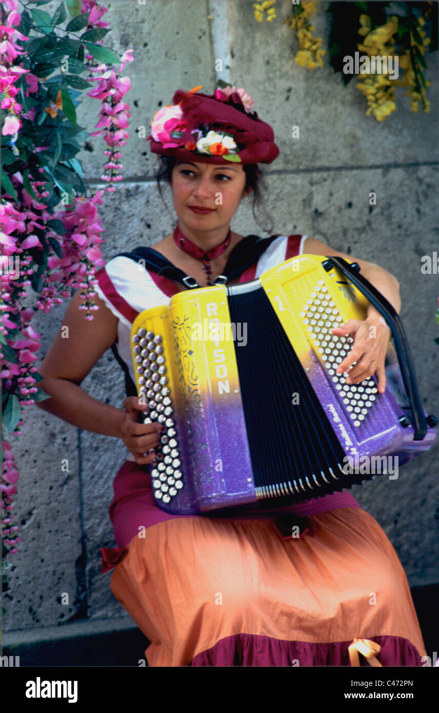 Jolie robe traditionnelle à l'accordéoniste divertit les touristes à Montmartre Paris France Banque D'Images