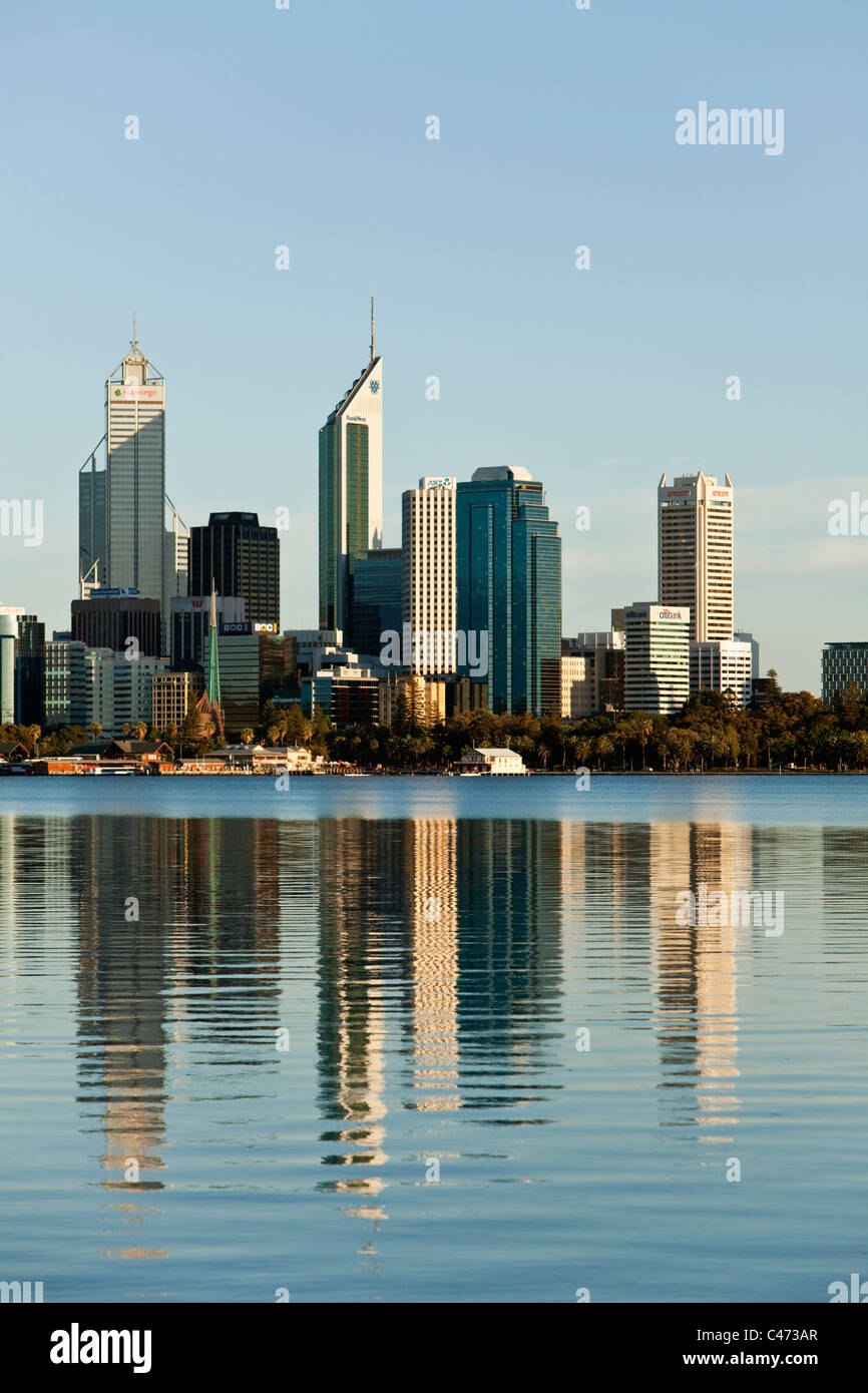 Vue sur la rivière Swan à l'horizon de la ville. Perth, Western Australia, Australia Banque D'Images