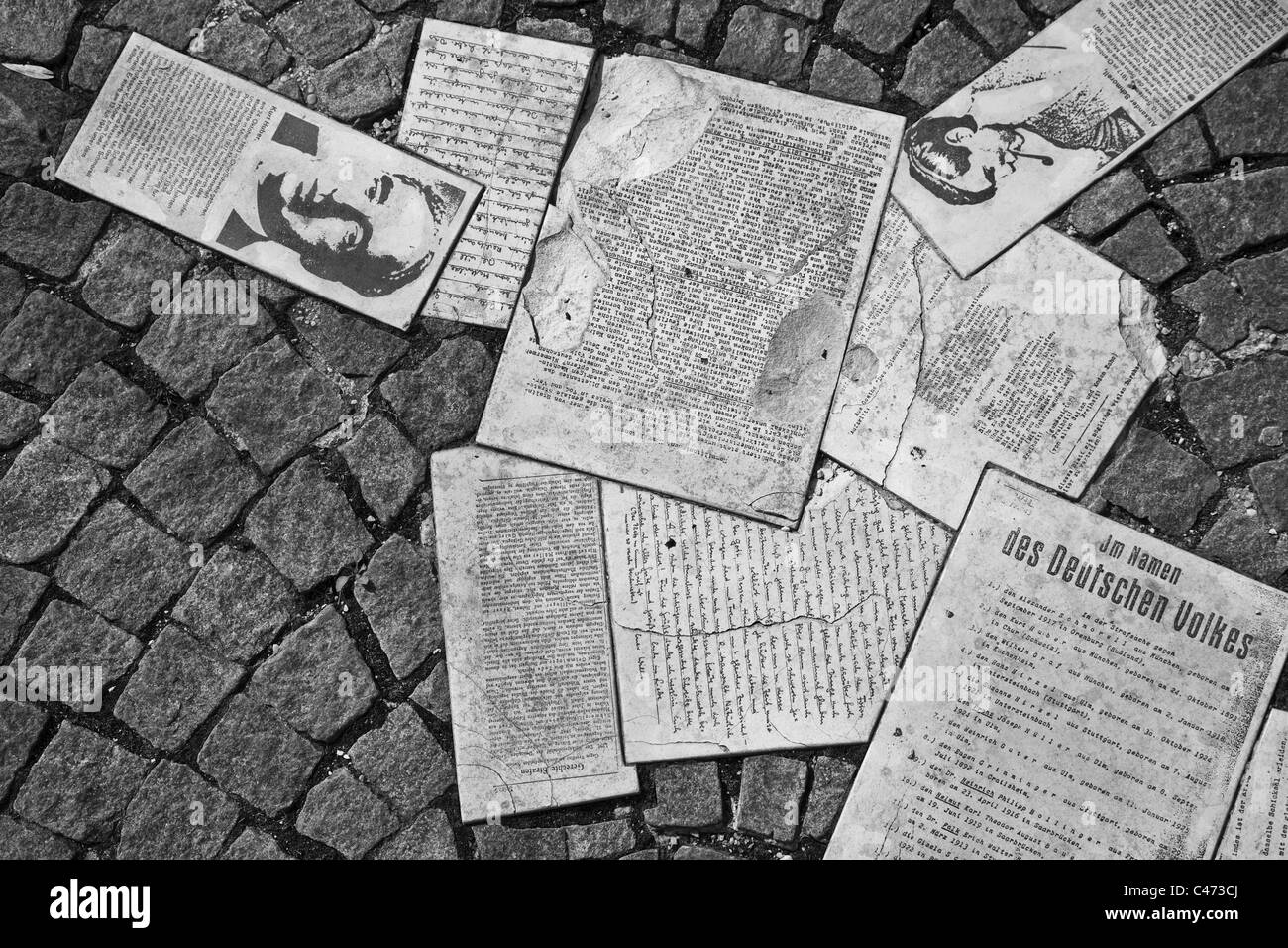 Des répliques en marbre blanc de l'anti-Nazi prospectus distribués par la Rose Blanche Mouvement étudiant à Munich au cours de la Seconde Guerre mondiale Banque D'Images