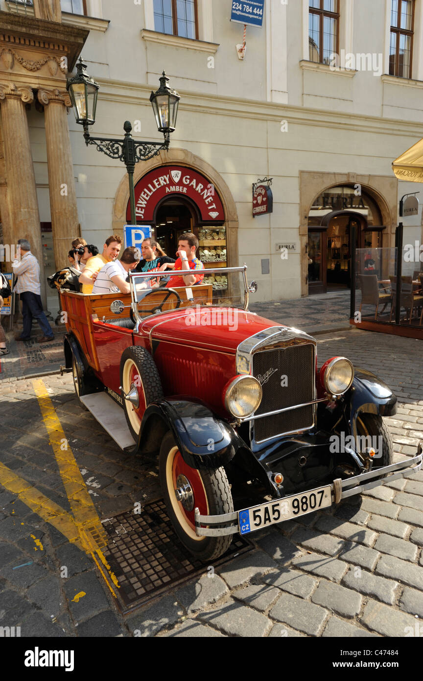 Replica et animaux utilisés pour prendre les touristes autour de la ville de Prague République Tchèque Banque D'Images