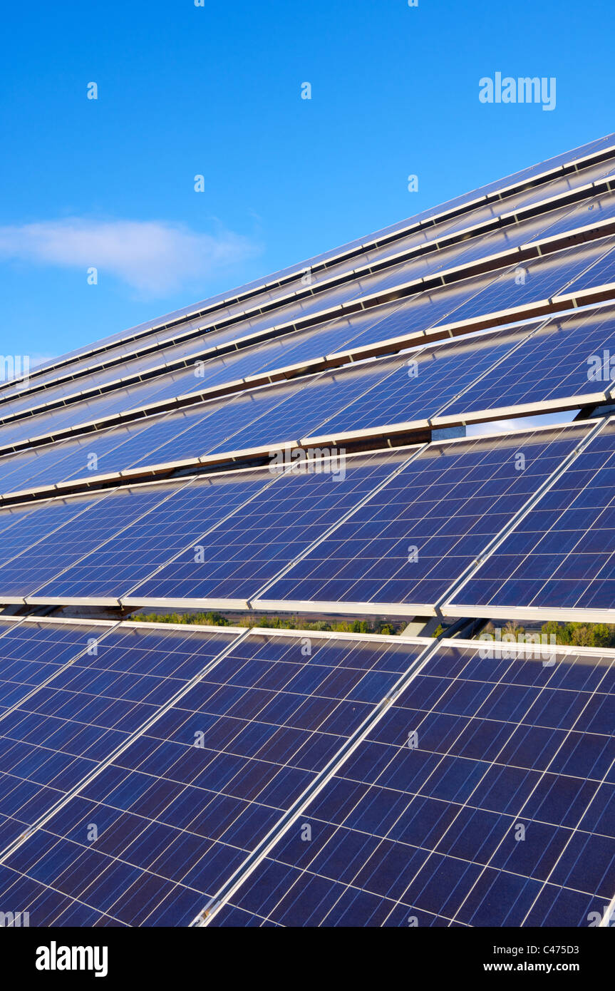 Libre d'un grand panneau photovoltaïque pour la production d'énergie électrique Banque D'Images