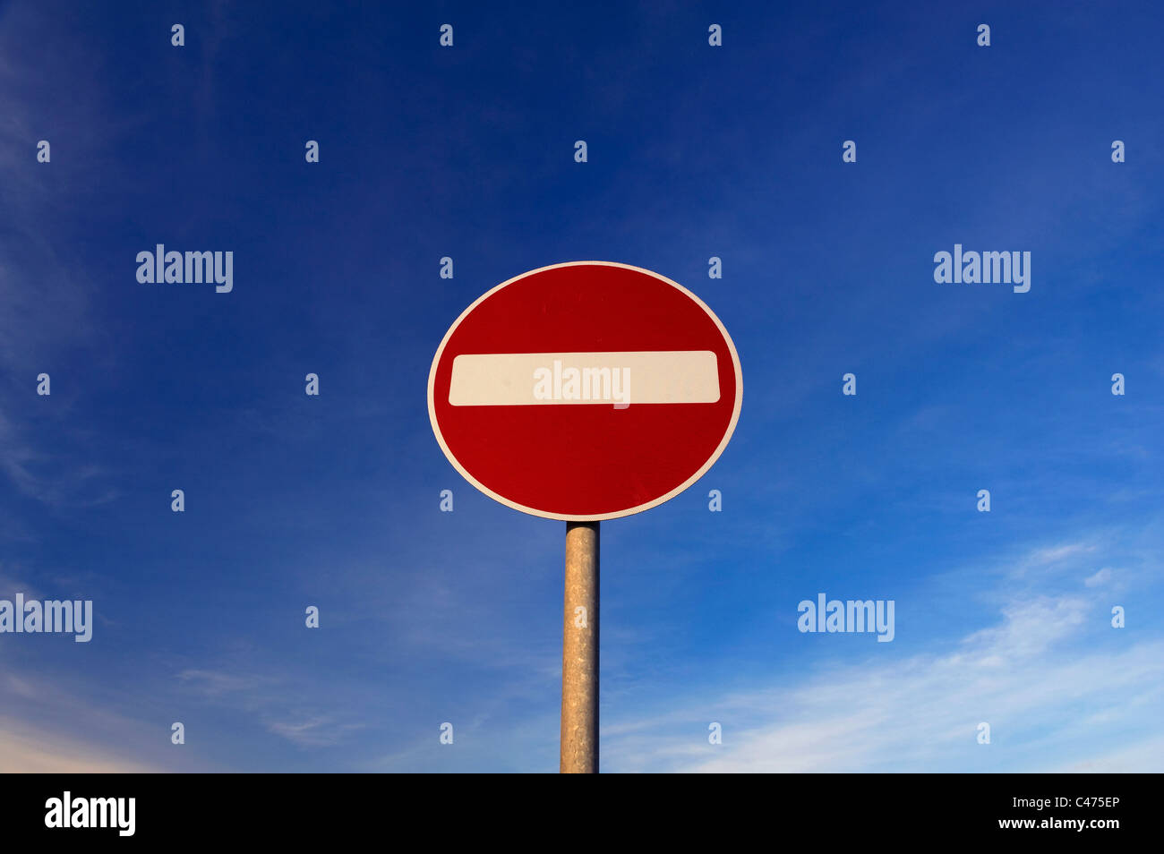 Pas d'entrée warning sign on road uk Banque D'Images