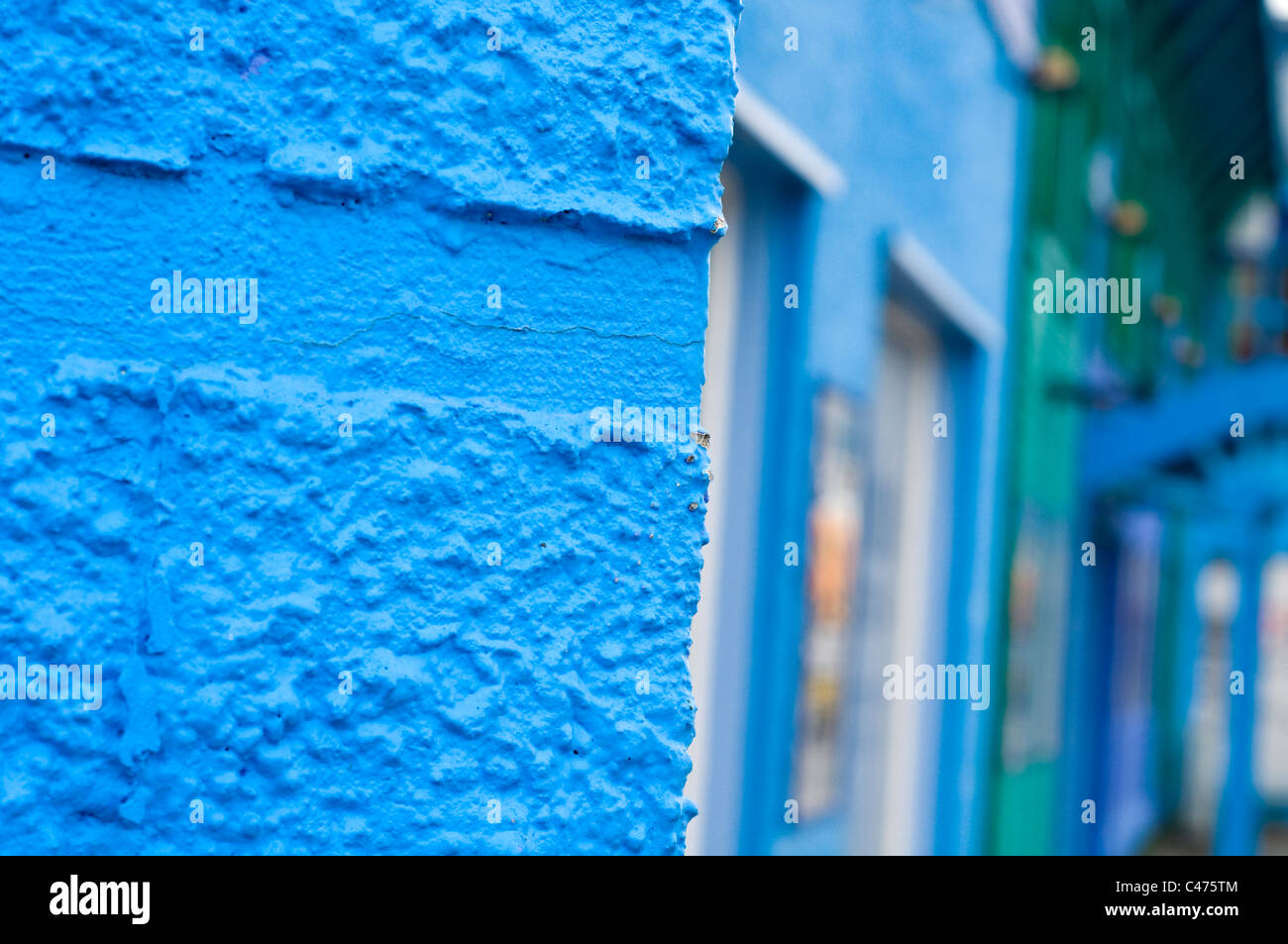 Détail de l'extérieur d'un bâtiment enduit de peinture bleu Banque D'Images