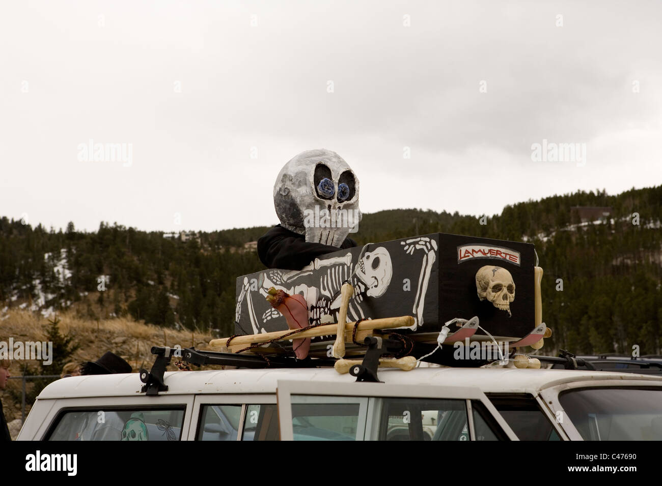 Un cercueil monté au sommet d'une voiture transportée en préparation pour  le cercueil des courses à la mort gelé Festival Guy Photo Stock - Alamy