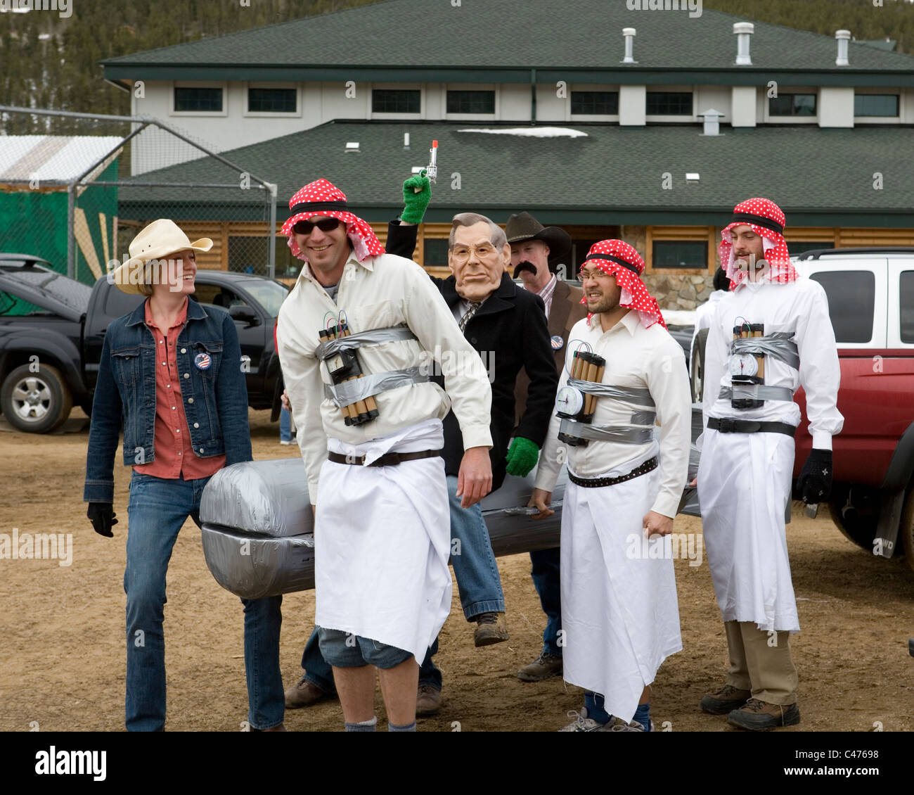 Coffin racers transporter un George Bush en costume entouré par des kamikazes Banque D'Images