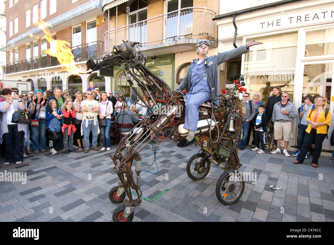 Un artiste de rue de feu chevauche son cheval de fer au cours de la 2011 Brighton Festival Fringe Banque D'Images
