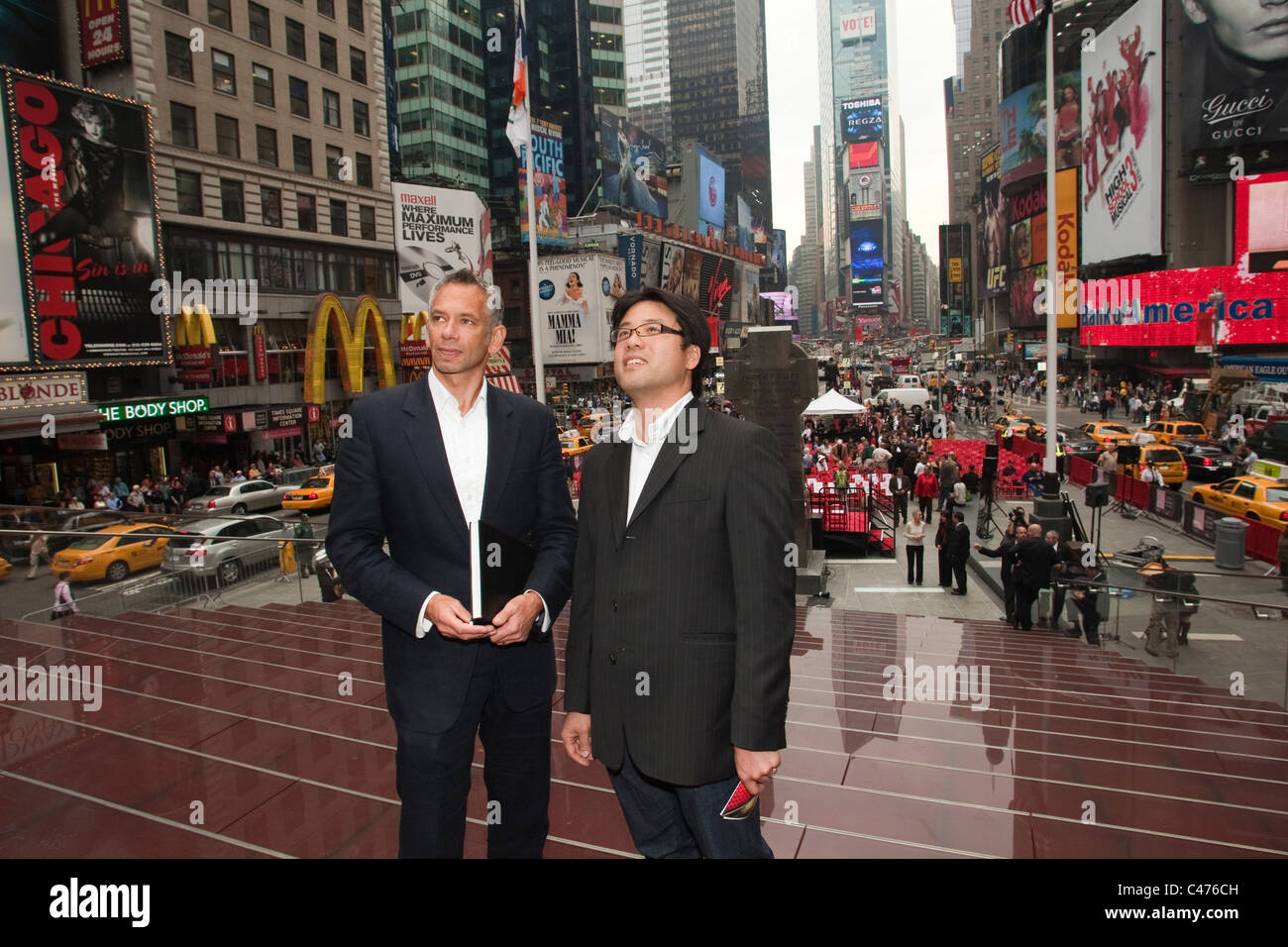 Les architectes australiens Tai Ropiha (à gauche) et John Choi a conçu le ticket TKTS Times Square ticket coffre avec escaliers rouge Banque D'Images