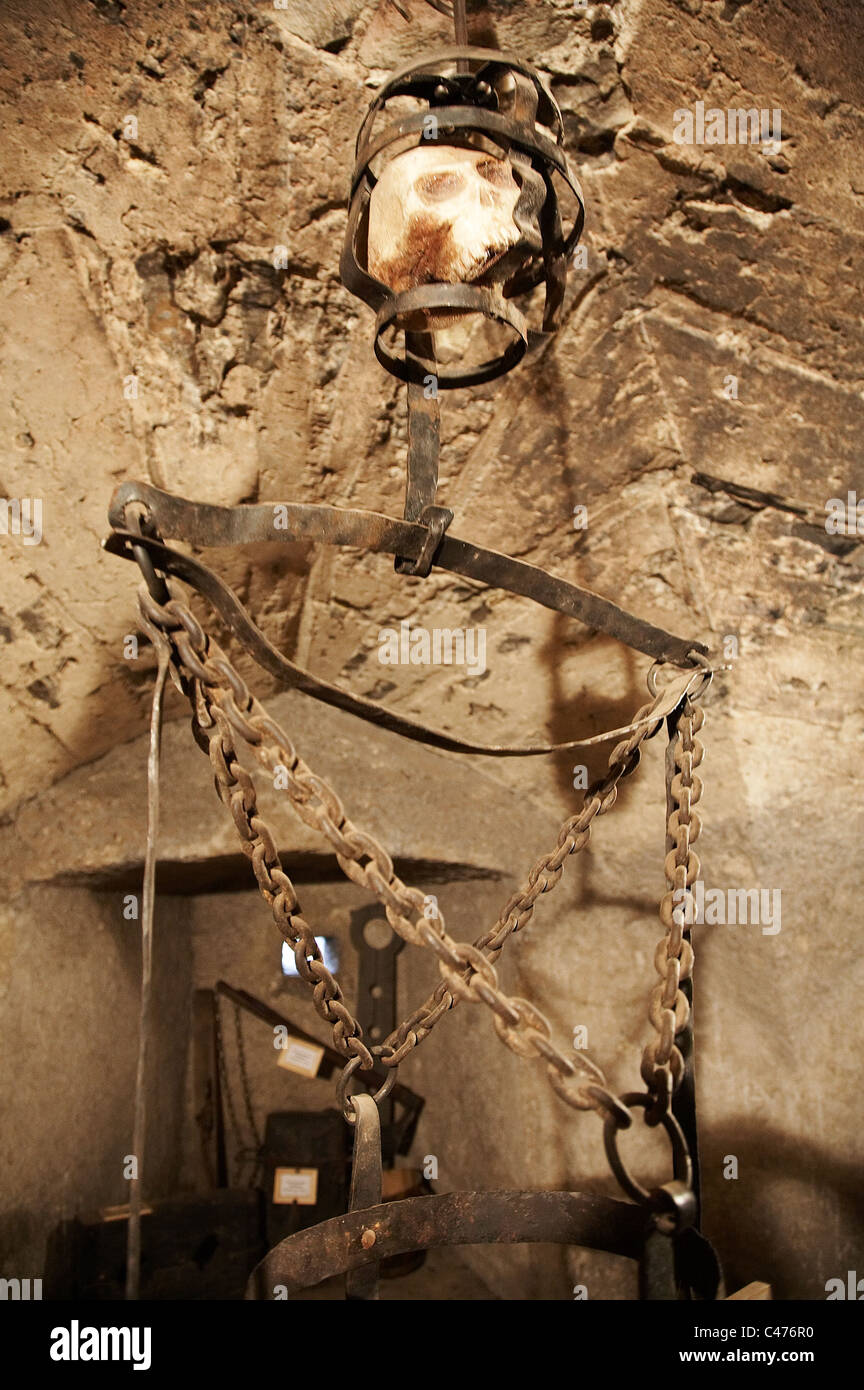 Un malheureux visiteur du musée de la torture médiévale, Prague Banque D'Images