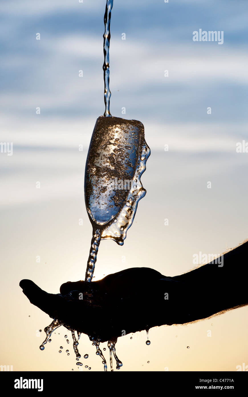 L'eau est versée dans une flûte à champagne. Silhouette Photo Stock - Alamy