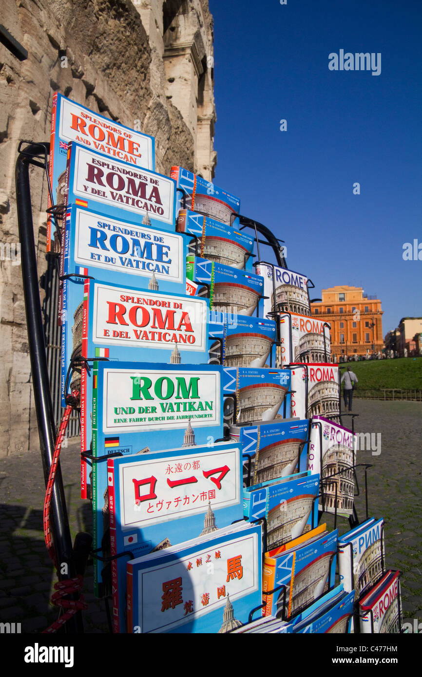 Stand avec des guides touristiques à l'extérieur de l'Italie Rome Colisée romain Banque D'Images