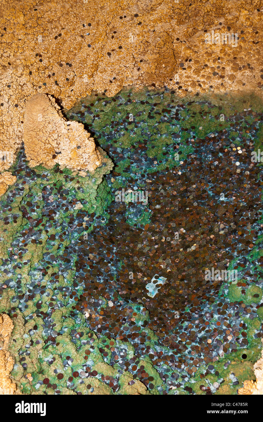 La coloration cuivre sur cave formations de touristes jeter des monnaies dans l'eau de piscine chanceux Caverns de Sonora Texas USA Banque D'Images