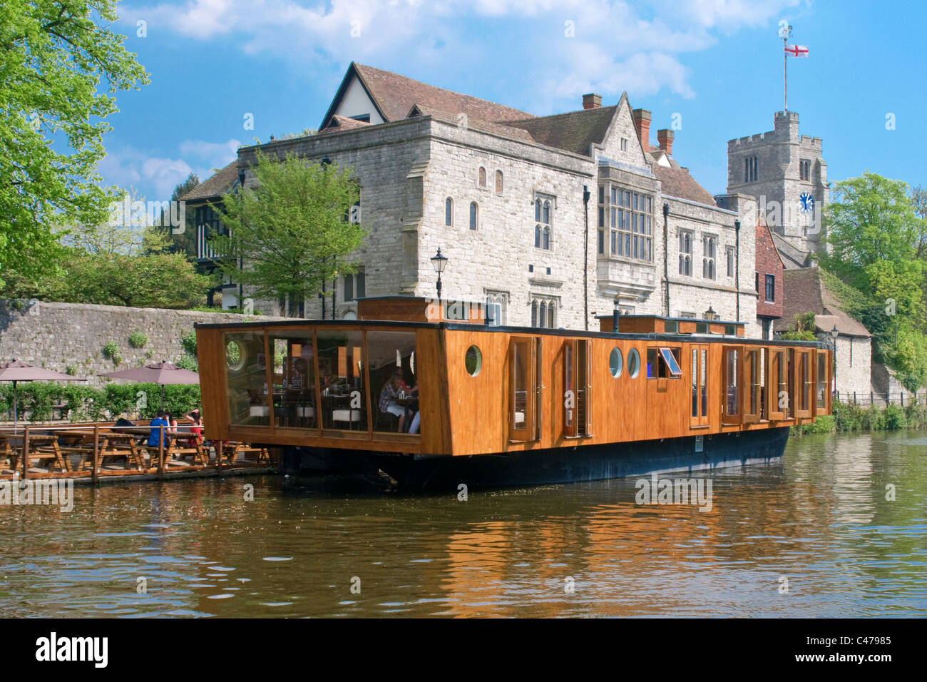 La Barge restaurant Riverside, (Palais de l'archevêque derrière) Rivière Medway, Maidstone, Kent, Angleterre SE Banque D'Images