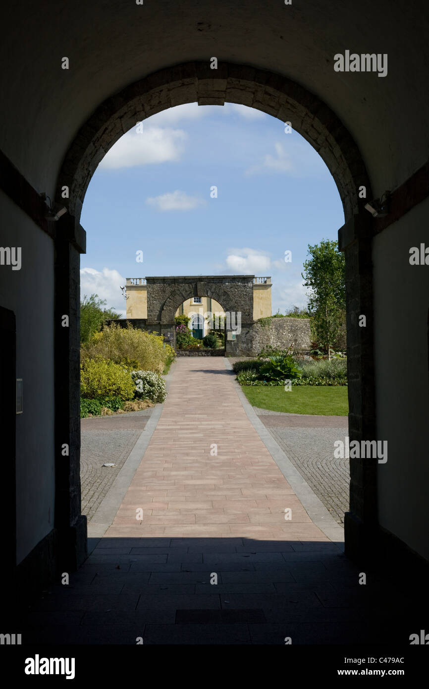 Jardin Botanique National du Pays de Galles, archway en bloc stable vers Wallace garden et Principauté house Banque D'Images