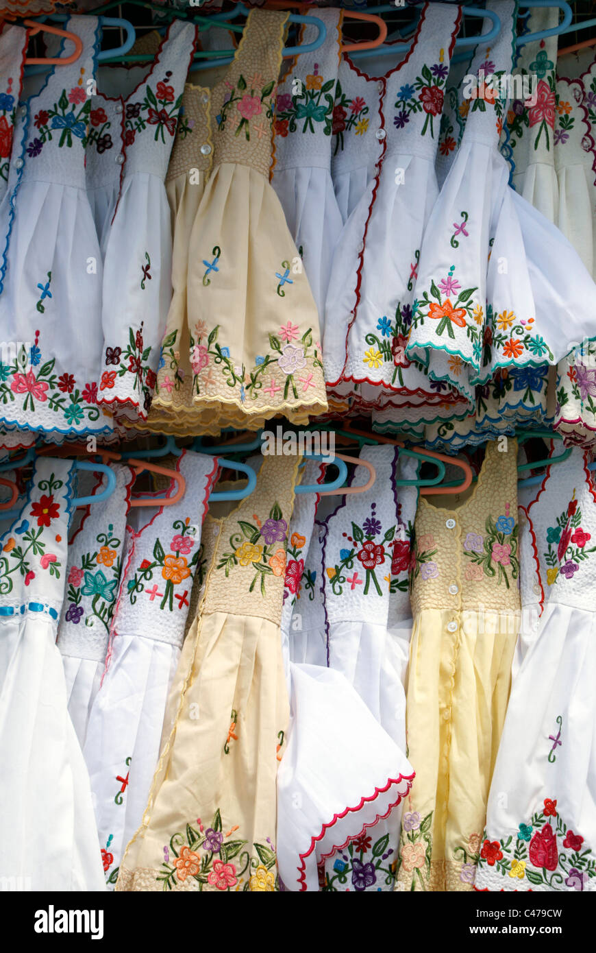 Les robes enfants blanc brodé à vendre à Playa del Carmen, Riviera Maya, Quintana Roo, Mexique Banque D'Images