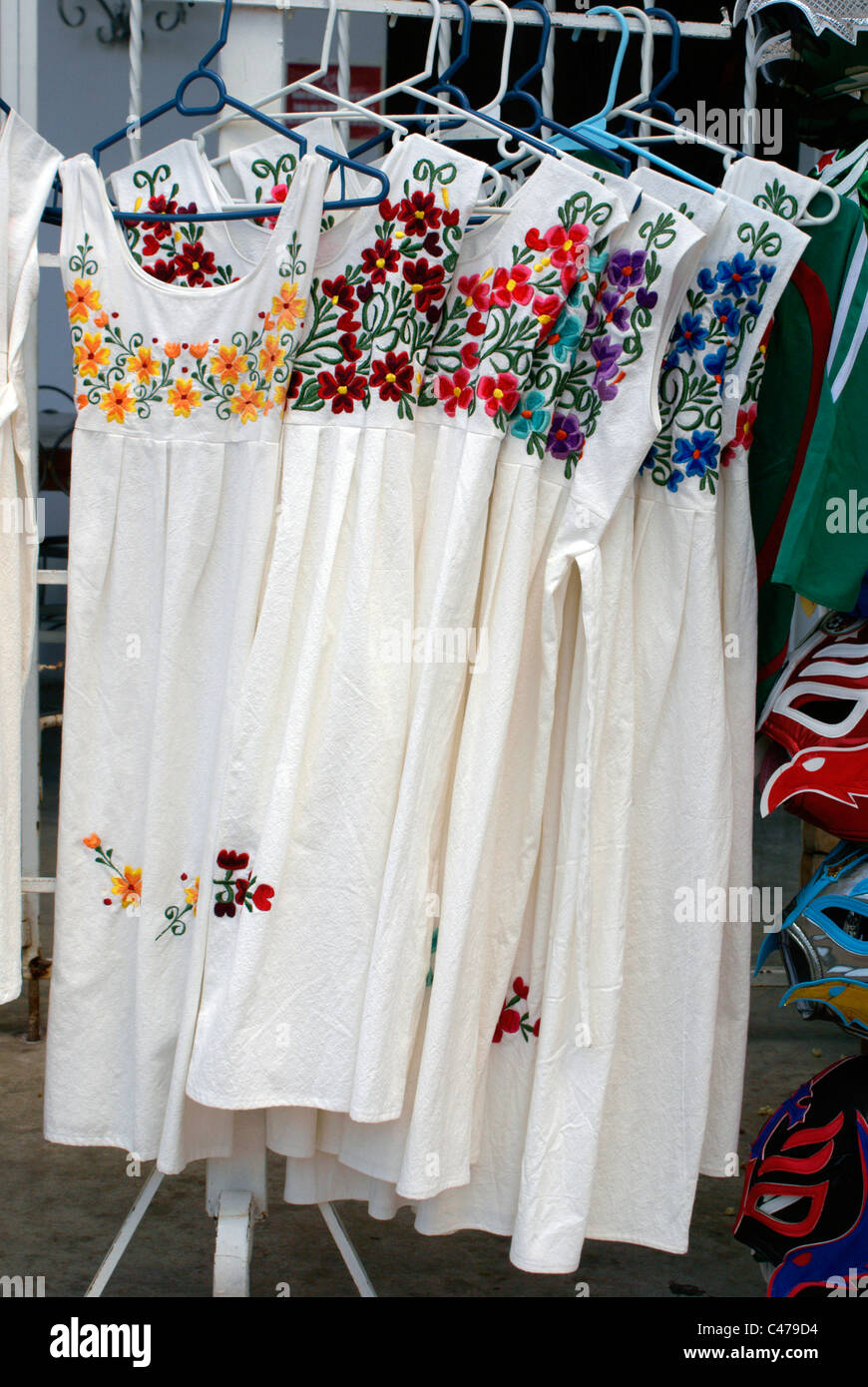 Robes blanc brodé à vendre à Playa del Carmen, Riviera Maya, Quintana Roo, Mexique Banque D'Images