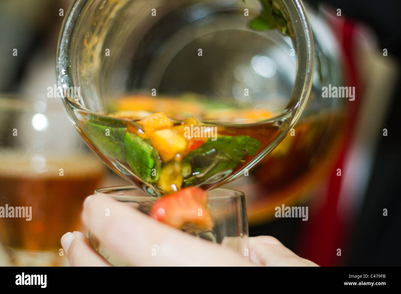 Heures Pimms de servir un verre de claire pichet pimms via Banque D'Images