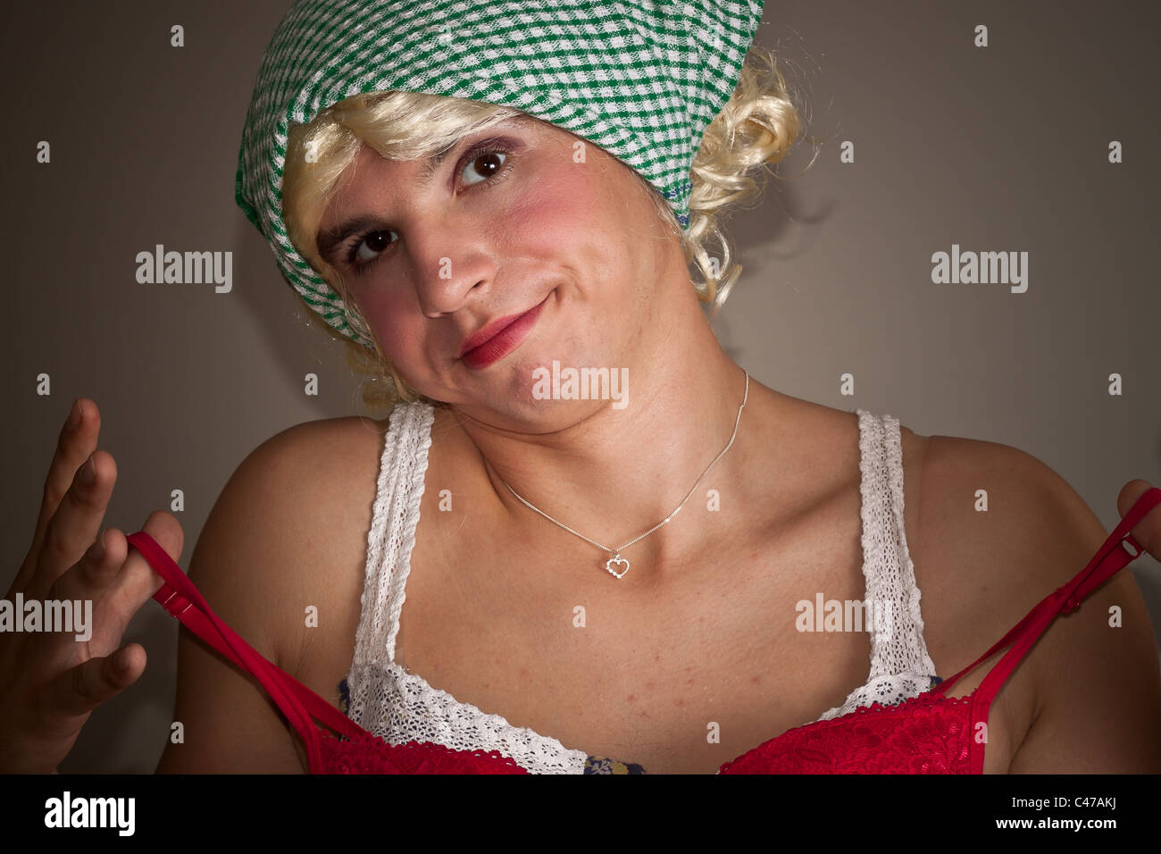 Un homme habillé en femme choisir soutien-gorge. Banque D'Images