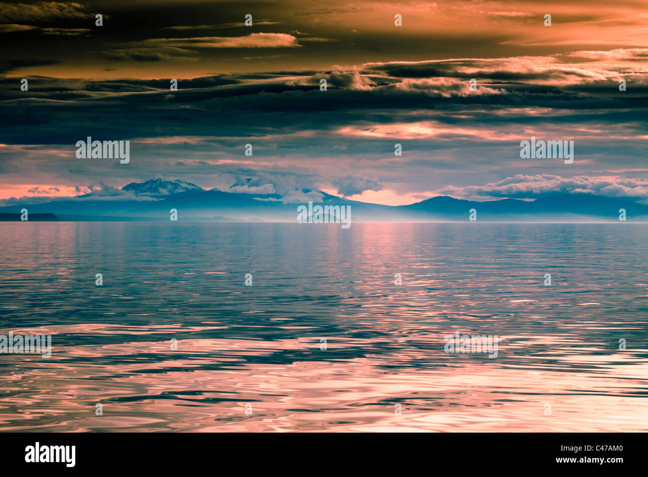 Belle colorful abstract montagne et lac au coucher du soleil. Le lac Taupo, Nouvelle-Zélande. Banque D'Images