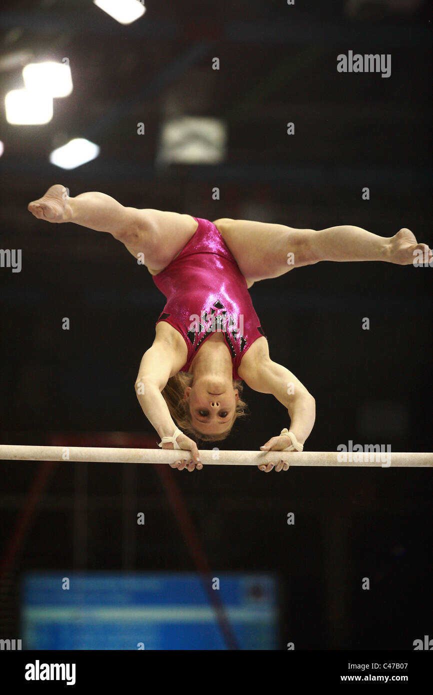 Compétition de gymnastique : Lia Parolari effectuant sa routine barres asymétriques Banque D'Images