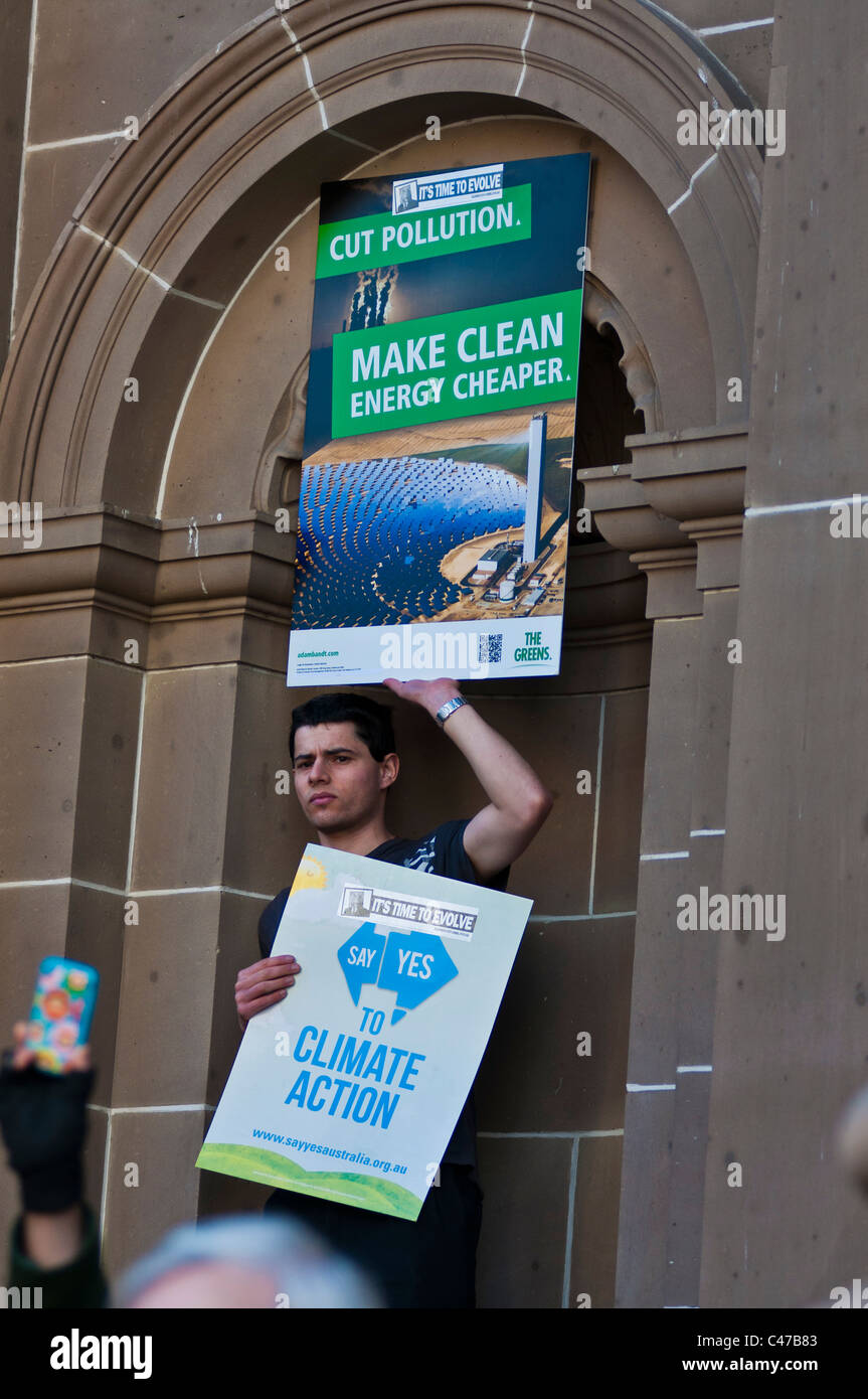 Rallye d'action pour le changement climatique à l'extérieur de la bibliothèque de l'État de Victoria à Melbourne en Australie le 5 juin 2011 Banque D'Images