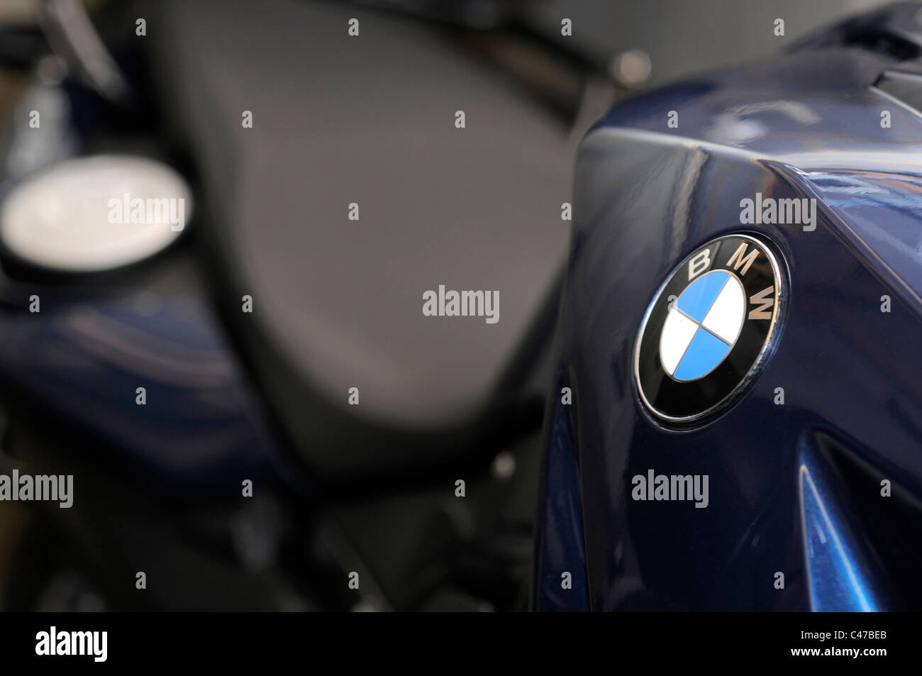 Logo BMW sur moto bleu Banque D'Images
