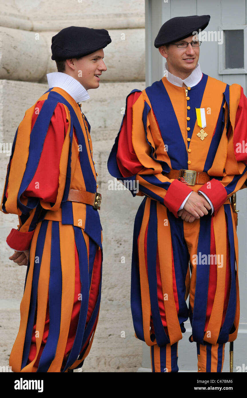 Rome. L'Italie. Gardes Suisses en uniforme d'été. Banque D'Images