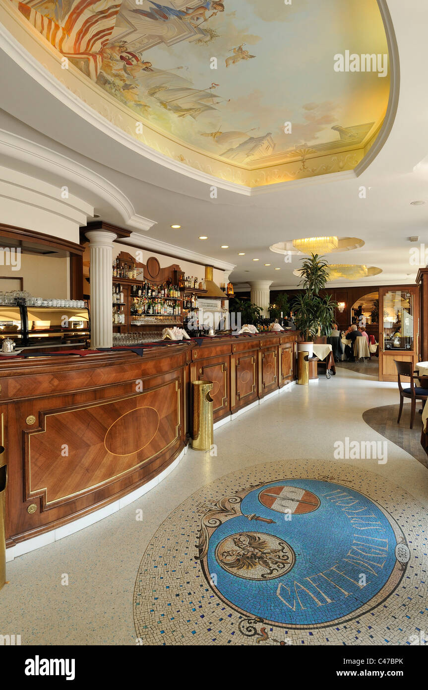 Trieste. L'Italie. Caffè degli Specchi . Piazza dell'Unità d'Italia. Banque D'Images