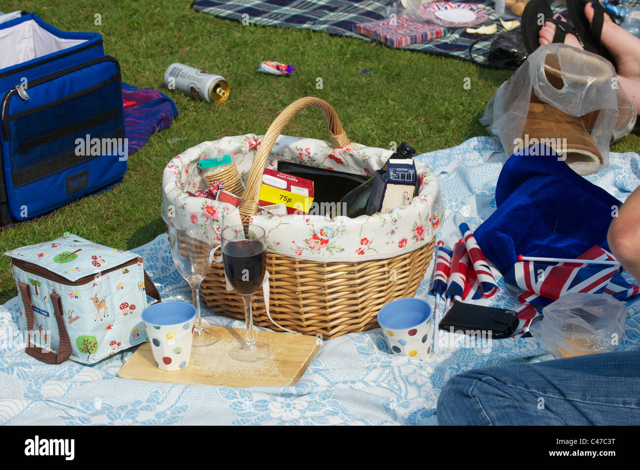 Photo par Howard Barlow - Royal Wedding Day villageois dans Rostherne Cheshire UK bénéficiant d'une journée sportive sur le terrain de cricket. Banque D'Images