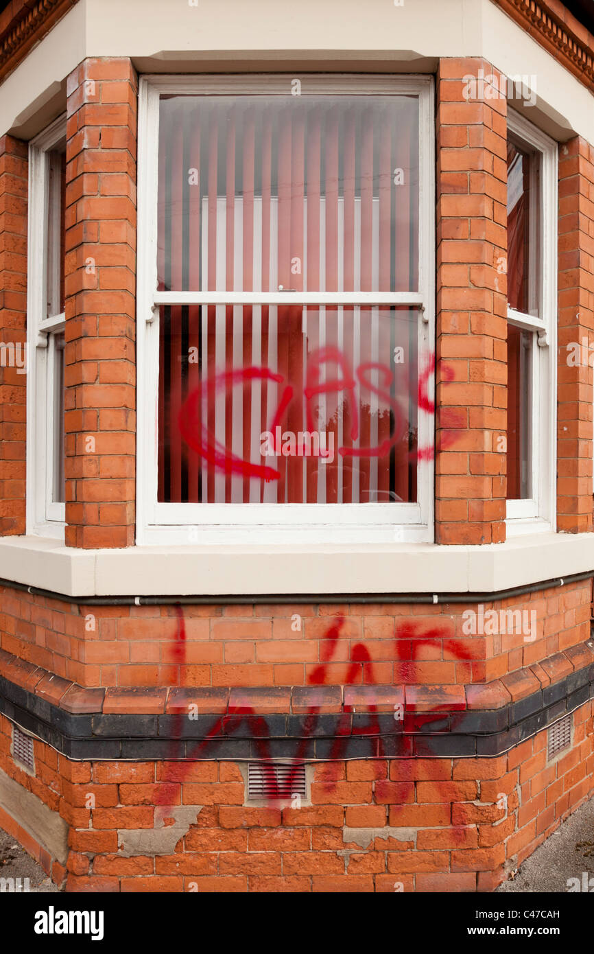 La guerre de classe anarchiste graffiti politique à travers l'avant de l'immeuble du siège de l'Association conservatrice Rushcliffe Banque D'Images