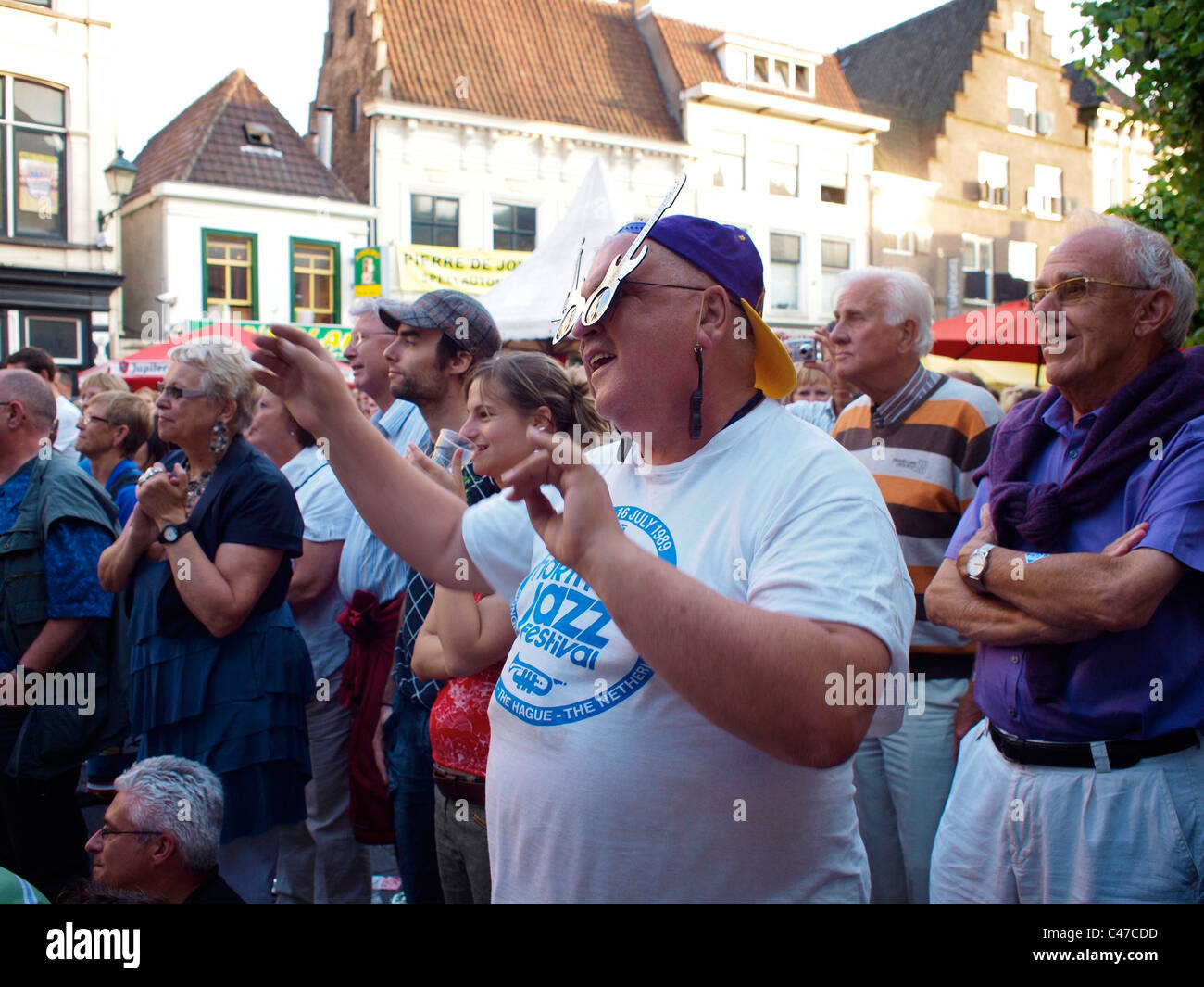 Fan de jazz portant des lunettes guitare drôle s'amuser au Festival de Jazz  de Breda aux Pays-Bas Photo Stock - Alamy