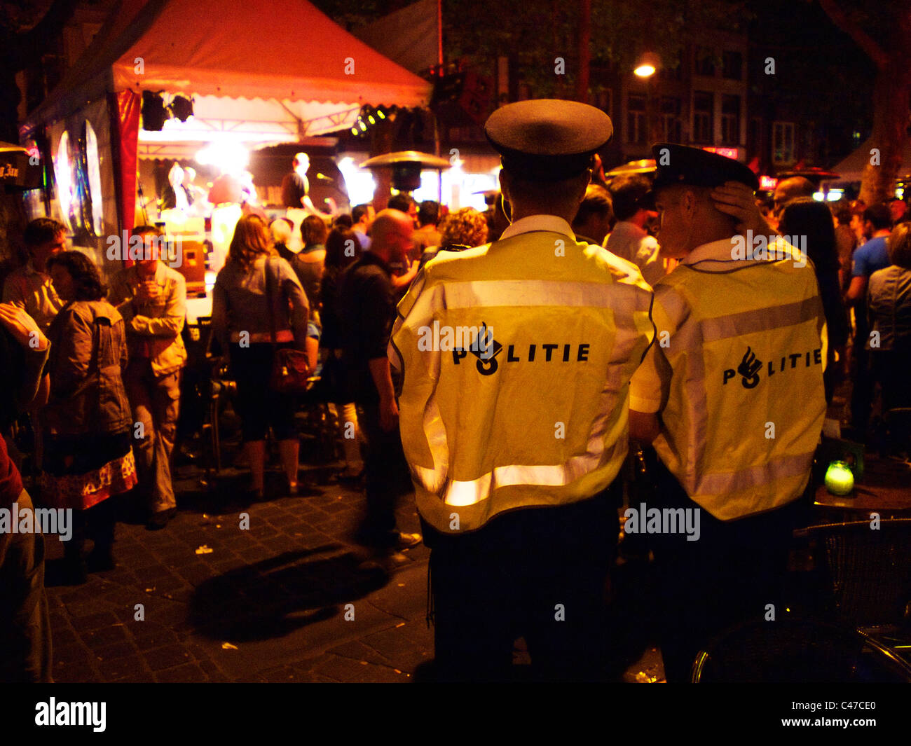 Les agents de police l'observation de la foule dans la nuit, au festival de Jazz de Breda, Pays-Bas Banque D'Images