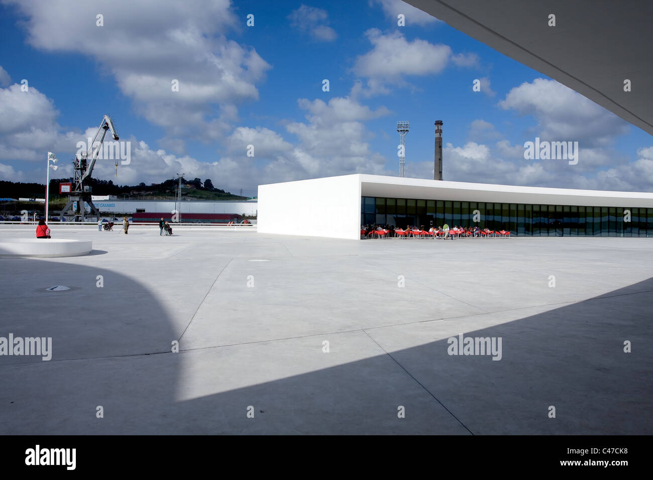 Aviles, Asturies, Espagne. Centre culturel international Oscar Niemeyer. C'est un centre culturel conçu par le brésilien Oscar Niemeyer. Année 2011 Banque D'Images