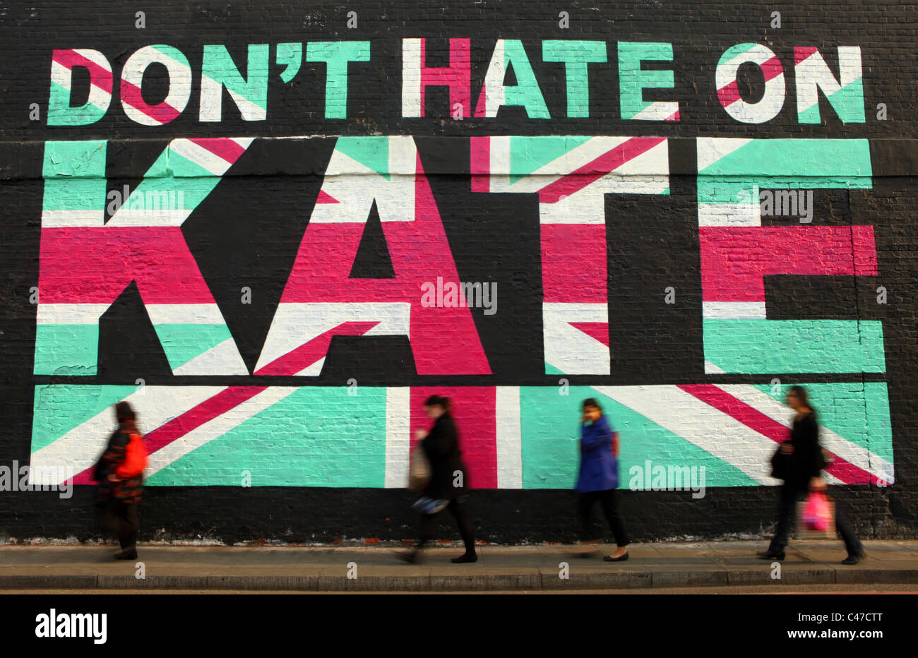 Ne déteste pas sur Kate par Londres artiste de rue Terral en l'honneur du mariage royal à venir. Banque D'Images