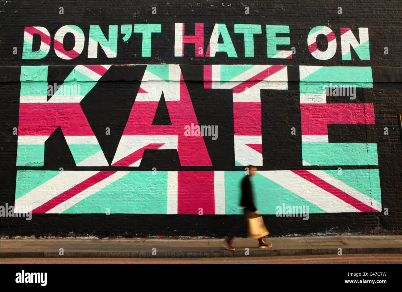 Ne déteste pas sur Kate par Londres artiste de rue Terral en l'honneur du mariage royal à venir. Banque D'Images