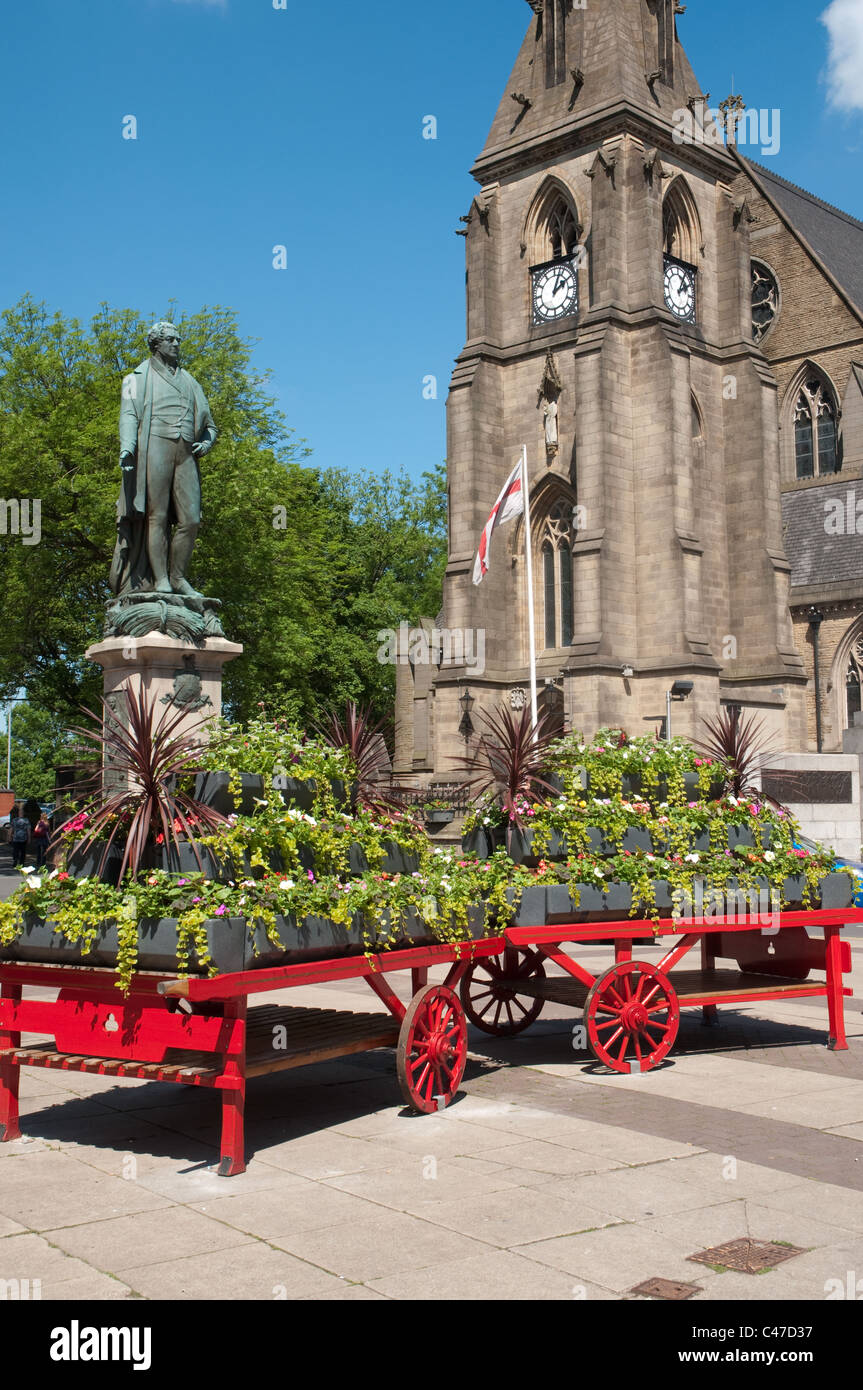 Bury en fleurs, Place du marché d'affichage,Bury.Avec la statue de Sir Robert Peel et Saint Marie la Vierge C E de l'église. Banque D'Images