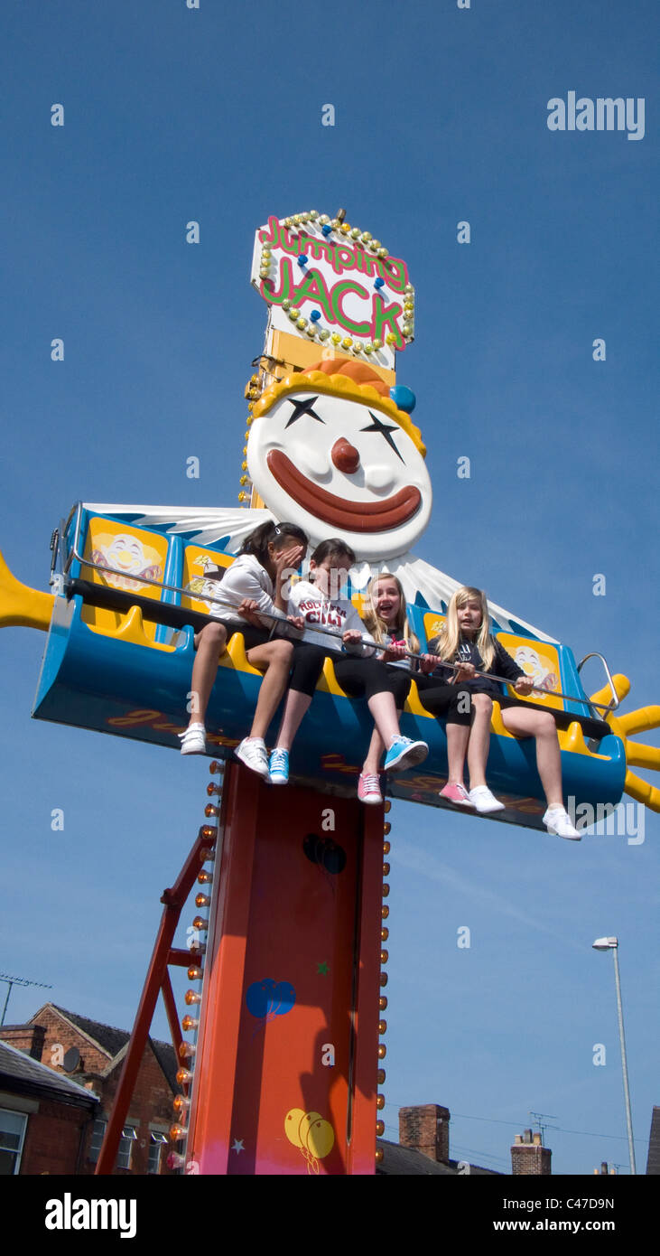 Les filles s'amusant sur un fairgrond ride Banque D'Images