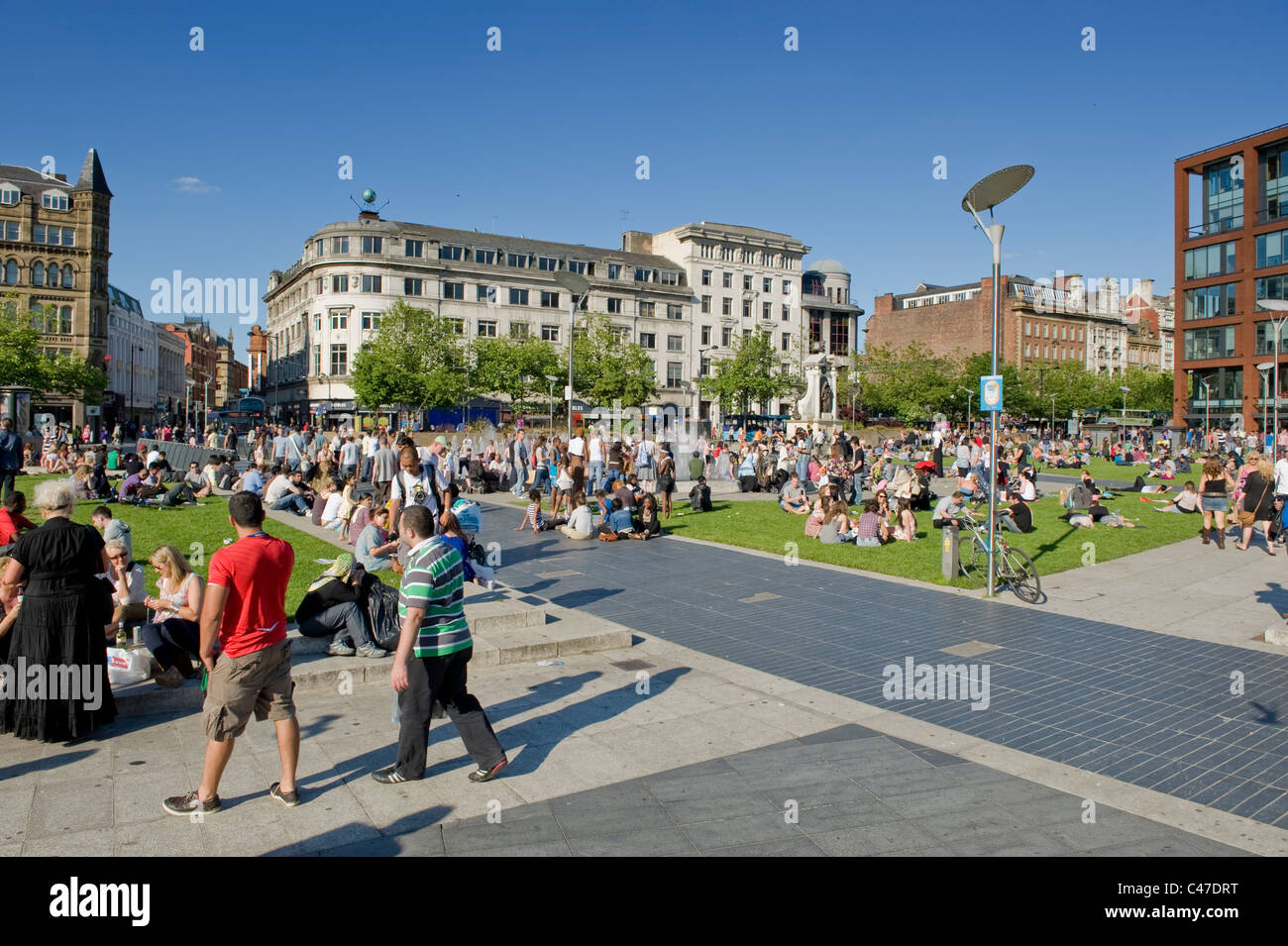 Les gens se rassemblent dans les jardins de Piccadilly, Manchester sur une chaude journée ensoleillée. Banque D'Images