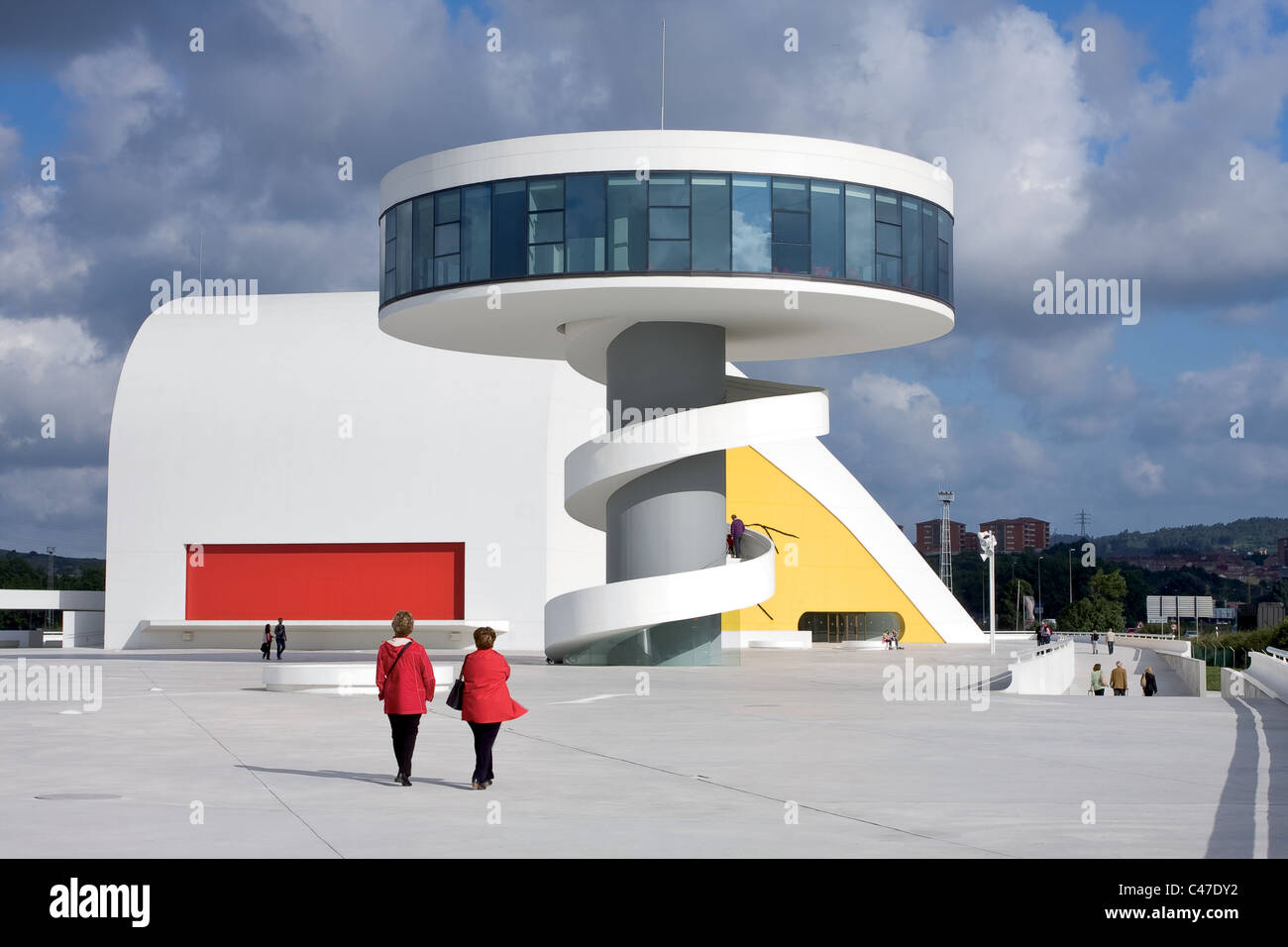 Aviles, Asturies, Espagne. Centre culturel international Oscar Niemeyer. C'est un centre culturel conçu par le brésilien Oscar Niemeyer. Année 2011 Banque D'Images