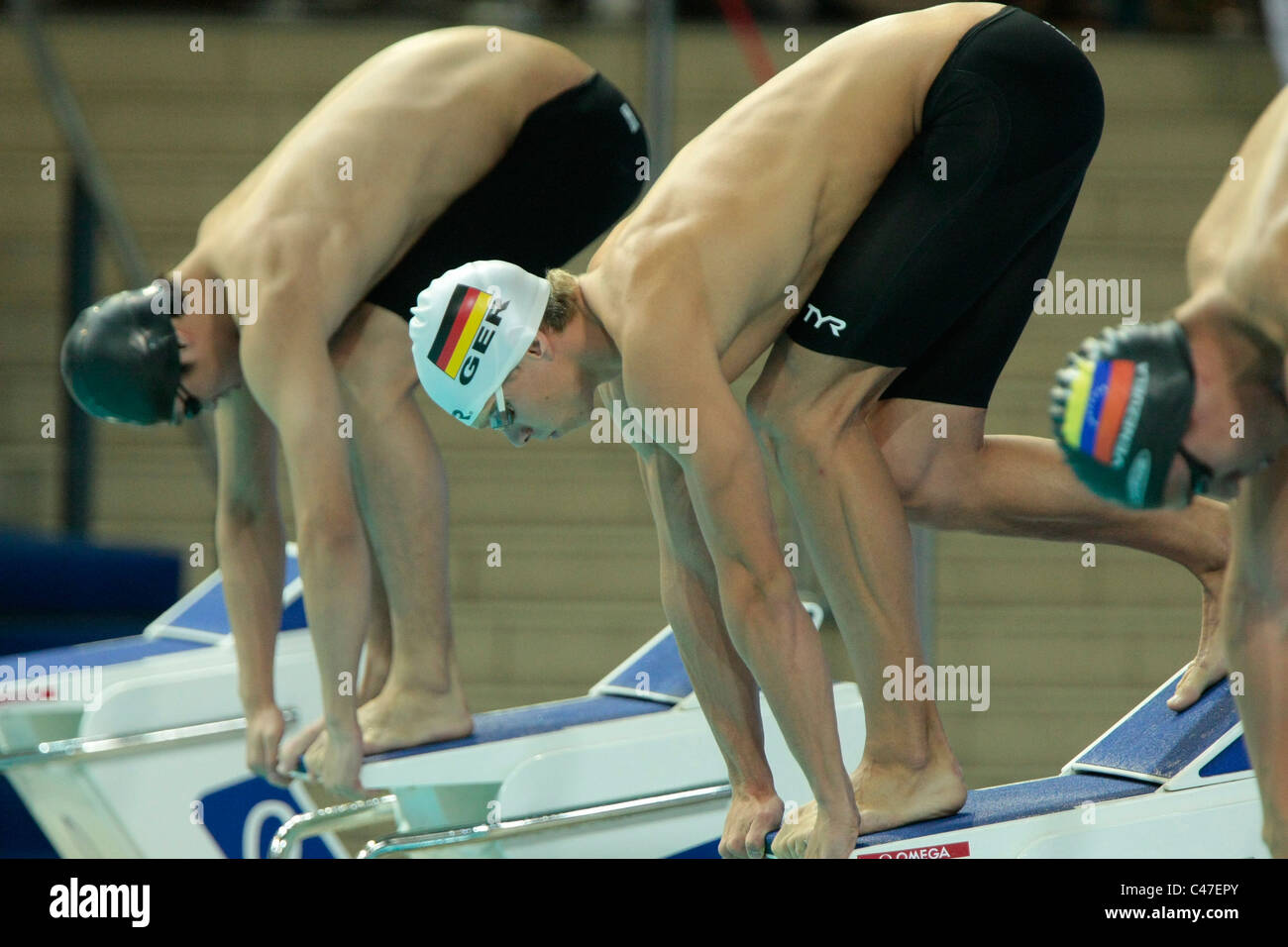 Kevin Leithold d'Allemagne(centre) s'apprête à plonger dans l'épreuve du 100m nage libre finale. Banque D'Images