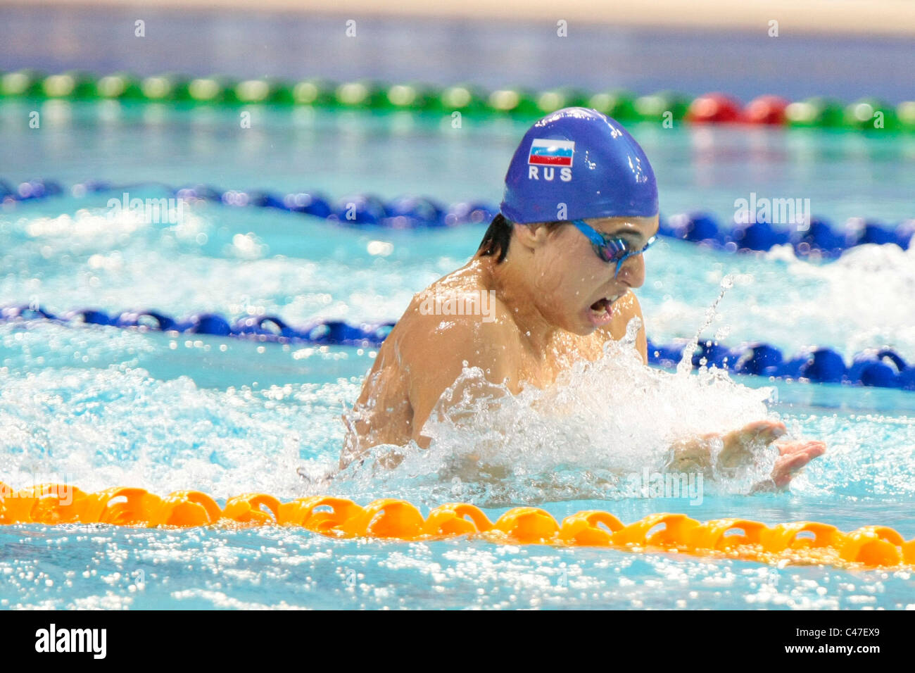 Anton Lobanov de la Russie dans l'équipe en compétition mixte 4x100m relais quatre nages finale. Banque D'Images