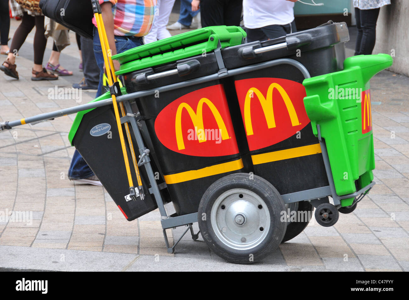 Fast food McDonalds patrouille Litière Litière nettoyage des déchets rue de marque la responsabilité du nettoyage des rues dustcart Banque D'Images