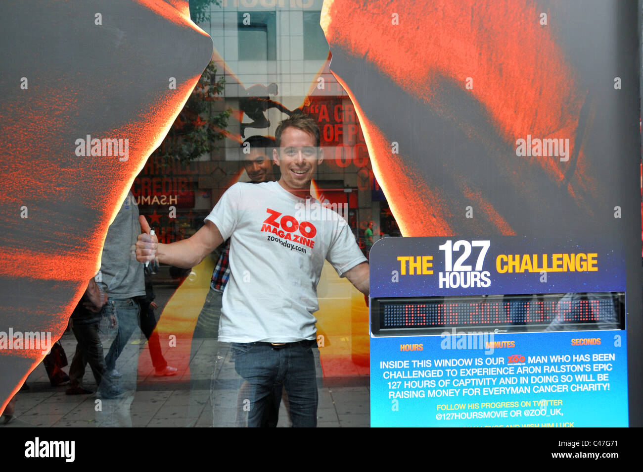127 heures challenge magazine Zoo magasin HMV Oxford Street Londres fenêtre Banque D'Images