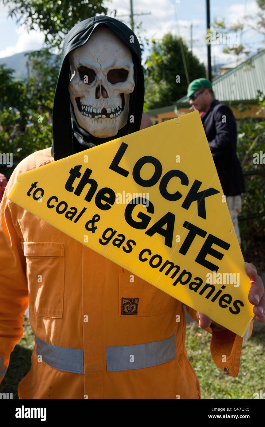 L'homme proteste contre le charbon et le gaz les entreprises lors du festival Nimbin Mardi Grass. Banque D'Images